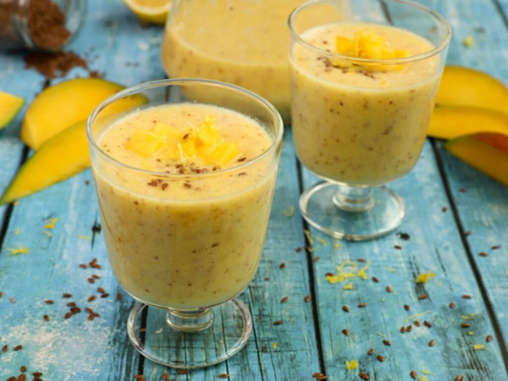 Κρεμώδες smoothie με μάνγκο και καρύδα