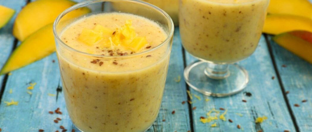 Κρεμώδες smoothie με μάνγκο και καρύδα